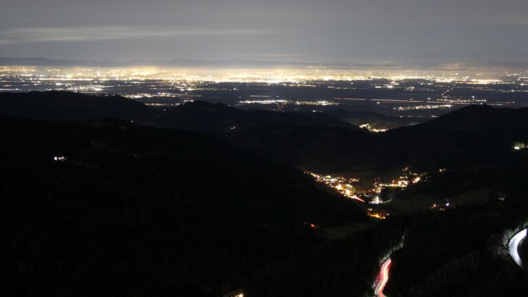 Dieses Bild zeigt eine Webcam-Aufnahme vom Achertal, aufgenommen am Samstag, den 29.11.2025 um 18:10 Uhr. Die Temperatur betrug 6.3°C.