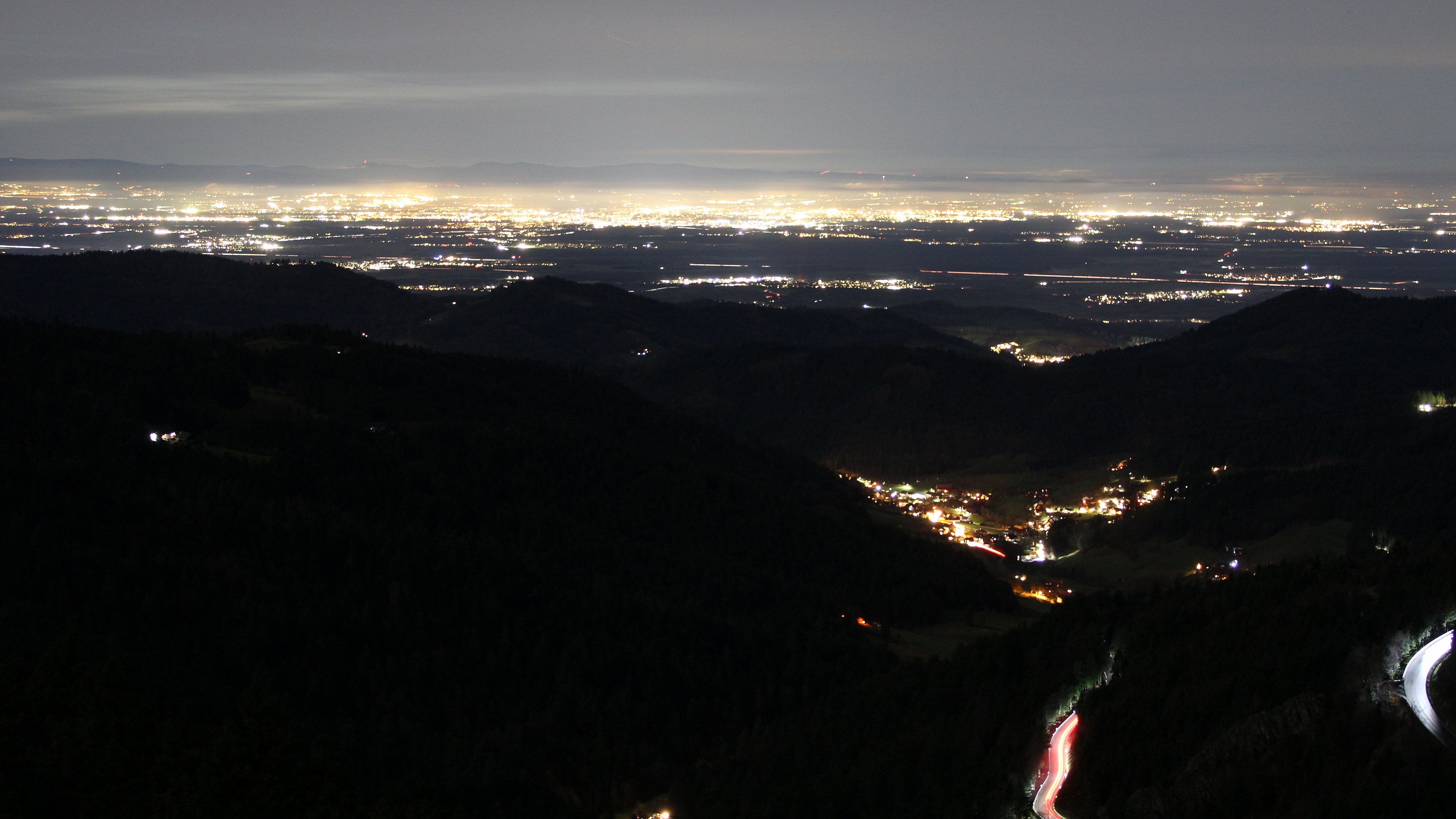 Dieses Bild zeigt eine Webcam-Aufnahme vom Achertal, aufgenommen am Samstag, den 29.11.2025 um 18:10 Uhr. Die Temperatur betrug 6.3°C.