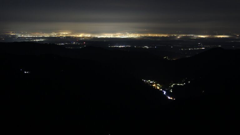 Dieses Bild zeigt eine Webcam-Aufnahme vom Achertal, aufgenommen am Sonntag, den 28.09.2025 um 03:30 Uhr. Die Temperatur betrug 6.6°C.