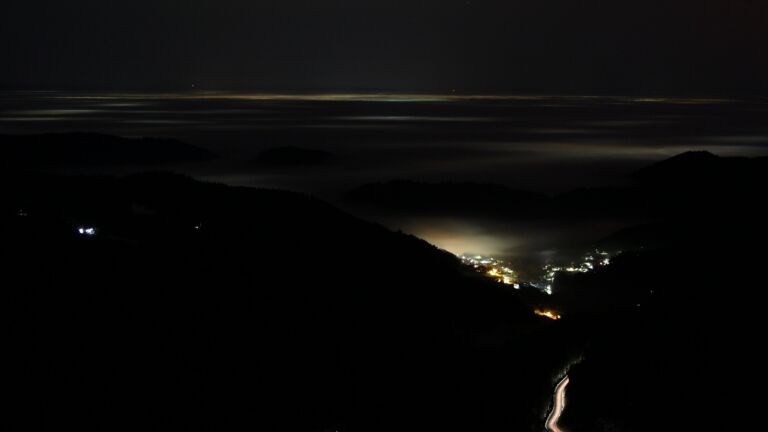 Dieses Bild zeigt eine Webcam-Aufnahme vom Achertal, aufgenommen am Montag, den 19.01.2026 um 23:50 Uhr. Die Temperatur betrug 6.9°C.