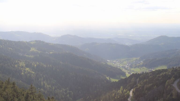 Dieses Bild zeigt eine Webcam-Aufnahme vom Achertal, aufgenommen am Sonntag, den 19.04.2026 um 18:30 Uhr. Die Temperatur betrug 8.1°C.