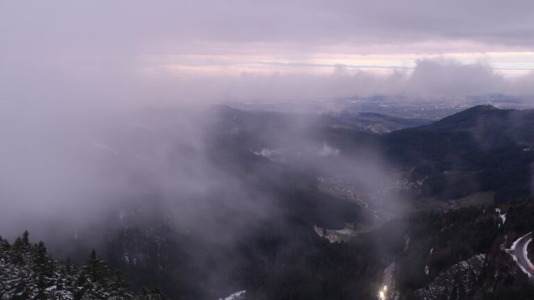 Dieses Bild zeigt eine Webcam-Aufnahme vom Achertal, aufgenommen am Montag, den 24.11.2025 um 16:50 Uhr. Die Temperatur betrug 0.4°C.