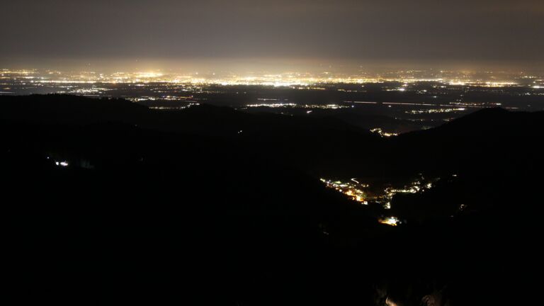 Dieses Bild zeigt eine Webcam-Aufnahme vom Achertal, aufgenommen am Dienstag, den 11.11.2025 um 21:30 Uhr. Die Temperatur betrug 7.6°C.