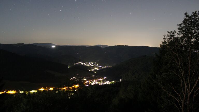 Dieses Bild zeigt eine Webcam-Aufnahme vom Achertal, aufgenommen am Sonntag, den 05.07.2026 um 01:00 Uhr. Die Temperatur betrug 18.3°C.