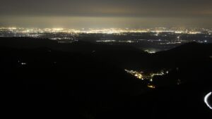 Dieses Bild zeigt eine Webcam-Aufnahme vom Achertal, aufgenommen am Samstag, den 18.10.2025 um 20:30 Uhr. Die Temperatur betrug 4.4°C.