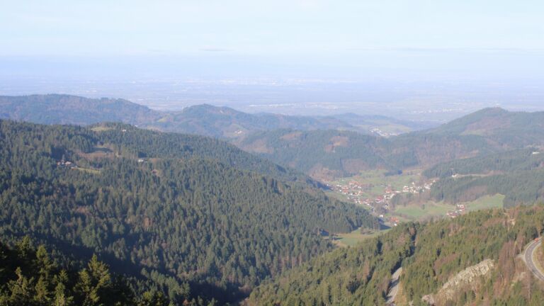 Dieses Bild zeigt eine Webcam-Aufnahme vom Achertal, aufgenommen am Freitag, den 13.03.2026 um 08:50 Uhr. Die Temperatur betrug 2.4°C.