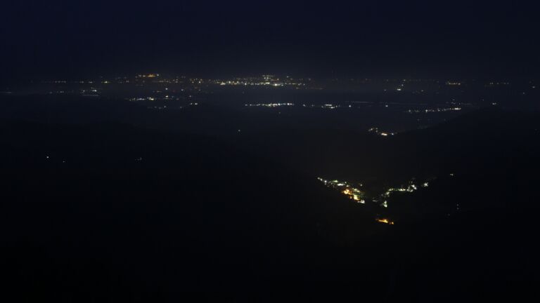 Dieses Bild zeigt eine Webcam-Aufnahme vom Achertal, aufgenommen am Sonntag, den 06.07.2025 um 23:00 Uhr. Die Temperatur betrug 9.5°C.