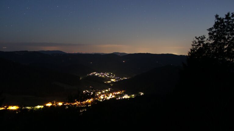 Dieses Bild zeigt eine Webcam-Aufnahme vom Achertal, aufgenommen am Mittwoch, den 08.07.2026 um 23:10 Uhr. Die Temperatur betrug 20°C.