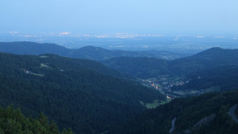 Dieses Bild zeigt eine Webcam-Aufnahme vom Achertal, aufgenommen am Freitag, den 20.06.2025 um 04:40 Uhr. Die Temperatur betrug 13.8°C.