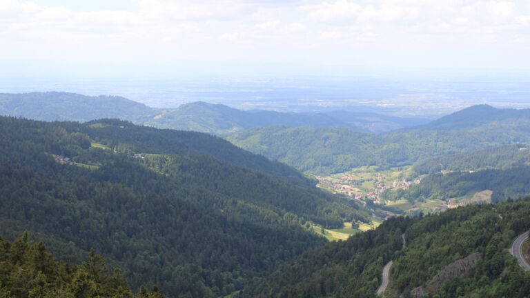 Dieses Bild zeigt eine Webcam-Aufnahme vom Achertal, aufgenommen am Freitag, den 23.05.2025 um 13:50 Uhr. Die Temperatur betrug 6.5°C.
