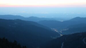 Dieses Bild zeigt eine Webcam-Aufnahme vom Achertal, aufgenommen am Montag, den 23.03.2026 um 19:20 Uhr. Die Temperatur betrug 5.9°C.