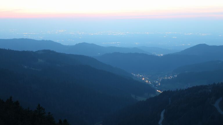 Dieses Bild zeigt eine Webcam-Aufnahme vom Achertal, aufgenommen am Montag, den 23.03.2026 um 19:20 Uhr. Die Temperatur betrug 5.9°C.