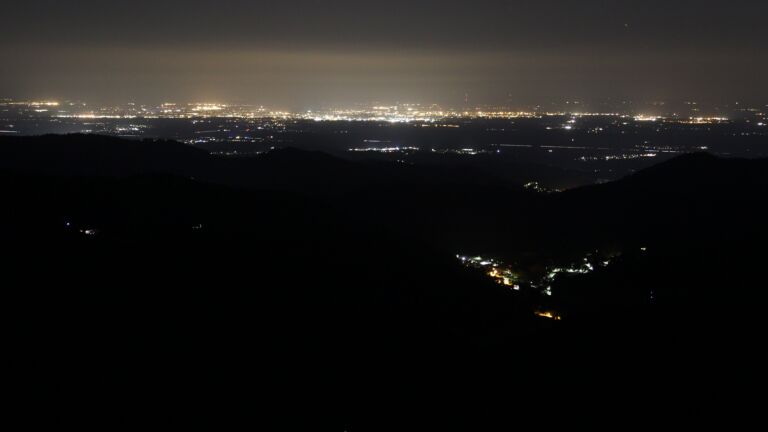 Dieses Bild zeigt eine Webcam-Aufnahme vom Achertal, aufgenommen am Freitag, den 20.06.2025 um 00:30 Uhr. Die Temperatur betrug 16.1°C.