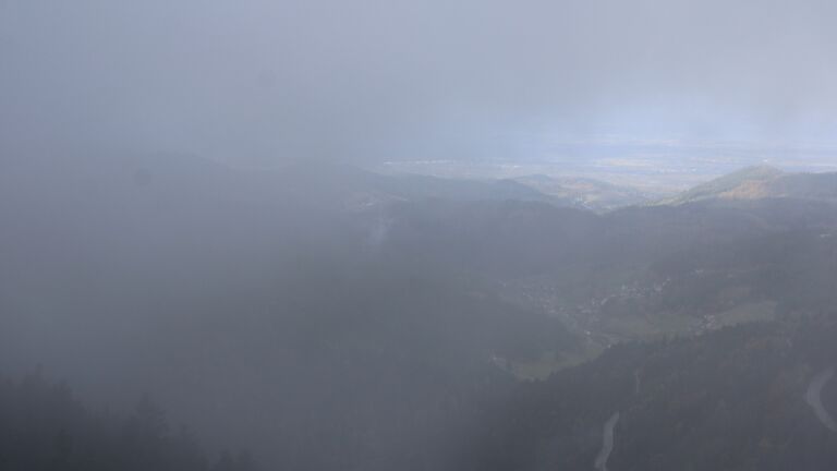 Dieses Bild zeigt eine Webcam-Aufnahme vom Achertal, aufgenommen am Freitag, den 24.10.2025 um 11:20 Uhr. Die Temperatur betrug 0.9°C.