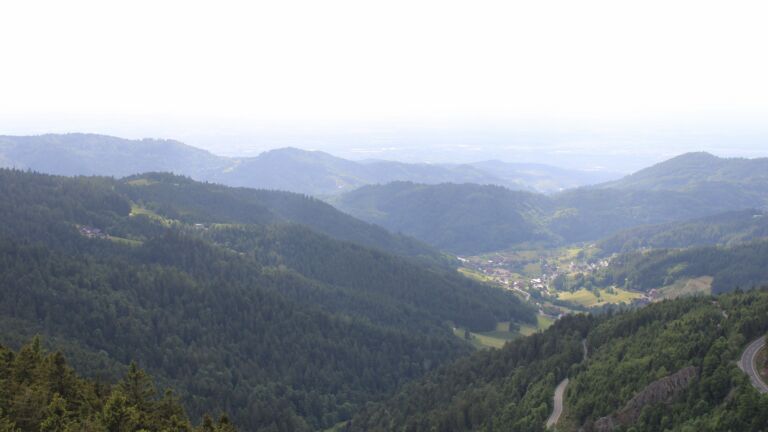 Dieses Bild zeigt eine Webcam-Aufnahme vom Achertal, aufgenommen am Montag, den 26.05.2025 um 17:50 Uhr. Die Temperatur betrug 10.6°C.