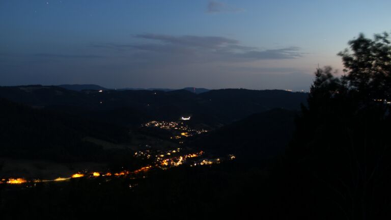 Dieses Bild zeigt eine Webcam-Aufnahme vom Achertal, aufgenommen am Freitag, den 14.08.2026 um 21:40 Uhr. Die Temperatur betrug 28.2°C.