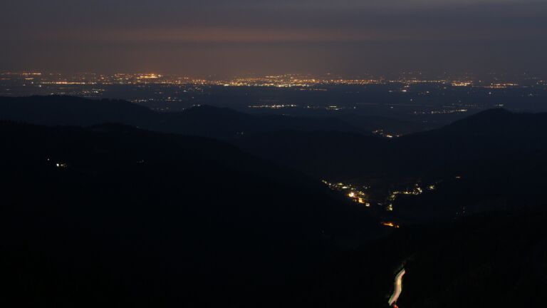 Dieses Bild zeigt eine Webcam-Aufnahme vom Achertal, aufgenommen am Montag, den 09.06.2025 um 22:50 Uhr. Die Temperatur betrug 12°C.