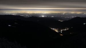 Dieses Bild zeigt eine Webcam-Aufnahme vom Achertal, aufgenommen am Donnerstag, den 27.11.2025 um 22:00 Uhr. Die Temperatur betrug -0.8°C.