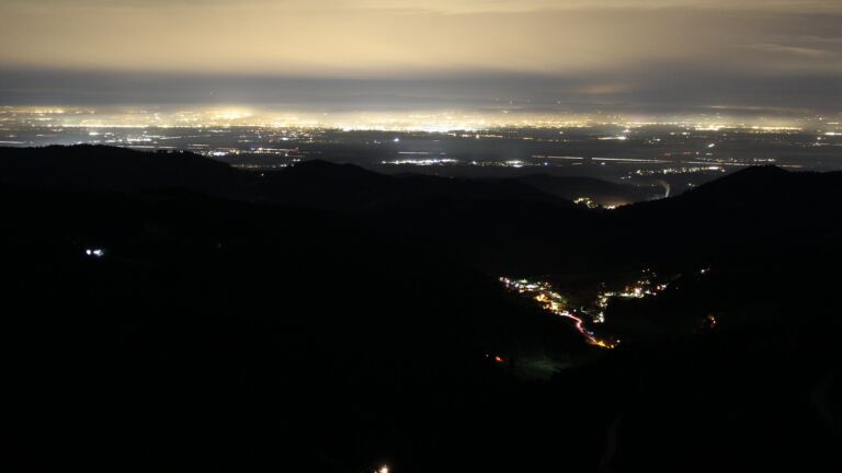 Dieses Bild zeigt eine Webcam-Aufnahme vom Achertal, aufgenommen am Mittwoch, den 03.12.2025 um 05:30 Uhr. Die Temperatur betrug 3.9°C.