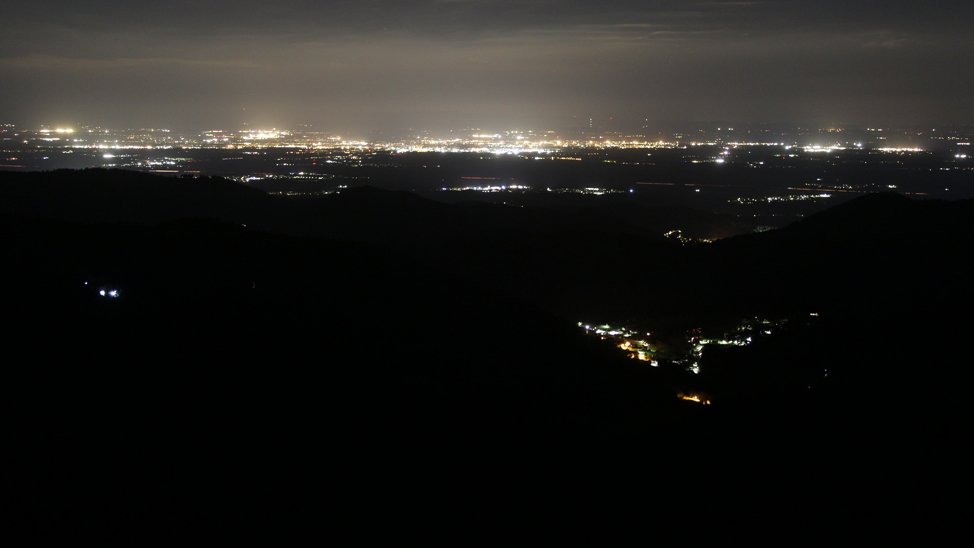 Dieses Bild zeigt eine Webcam-Aufnahme vom Achertal, aufgenommen am Dienstag, den 21.04.2026 um 01:30 Uhr. Die Temperatur betrug 2.8°C.