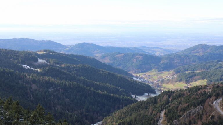 Dieses Bild zeigt eine Webcam-Aufnahme vom Achertal, aufgenommen am Mittwoch, den 19.11.2025 um 13:40 Uhr. Die Temperatur betrug -0.4°C.