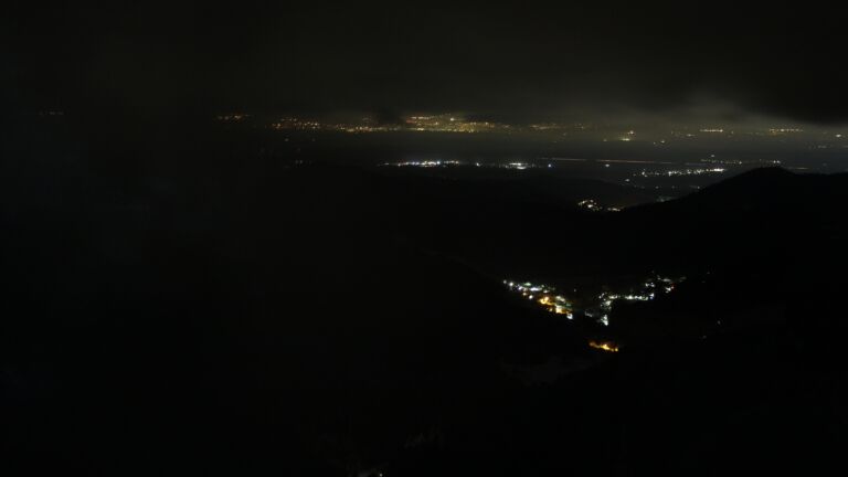 Dieses Bild zeigt eine Webcam-Aufnahme vom Achertal, aufgenommen am Freitag, den 21.11.2025 um 01:00 Uhr. Die Temperatur betrug -4.5°C.