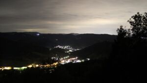 Dieses Bild zeigt eine Webcam-Aufnahme vom Achertal, aufgenommen am Donnerstag, den 03.09.2026 um 22:00 Uhr. Die Temperatur betrug 20.4°C.