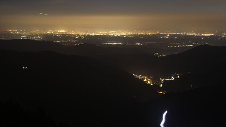 Dieses Bild zeigt eine Webcam-Aufnahme vom Achertal, aufgenommen am Dienstag, den 14.04.2026 um 21:50 Uhr. Die Temperatur betrug 2.6°C.