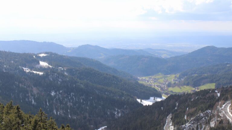 Dieses Bild zeigt eine Webcam-Aufnahme vom Achertal, aufgenommen am Mittwoch, den 01.04.2026 um 17:00 Uhr. Die Temperatur betrug 2.8°C.