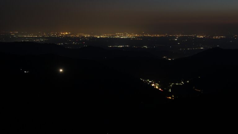 Dieses Bild zeigt eine Webcam-Aufnahme vom Achertal, aufgenommen am Dienstag, den 12.08.2025 um 22:10 Uhr. Die Temperatur betrug 25.6°C.