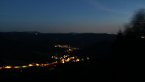 Dieses Bild zeigt eine Webcam-Aufnahme vom Achertal, aufgenommen am Freitag, den 22.05.2026 um 22:20 Uhr. Die Temperatur betrug 20.2°C.