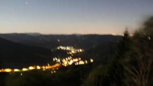 Dieses Bild zeigt eine Webcam-Aufnahme vom Achertal, aufgenommen am Dienstag, den 28.07.2026 um 23:00 Uhr. Die Temperatur betrug 23.4°C.