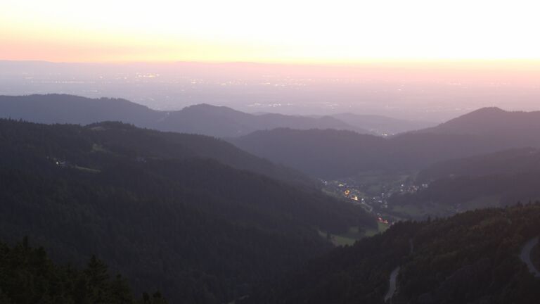 Dieses Bild zeigt eine Webcam-Aufnahme vom Achertal, aufgenommen am Samstag, den 09.08.2025 um 21:30 Uhr. Die Temperatur betrug 22.4°C.