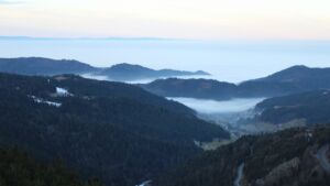 Dieses Bild zeigt eine Webcam-Aufnahme vom Achertal, aufgenommen am Freitag, den 23.01.2026 um 08:30 Uhr. Die Temperatur betrug 2.7°C.