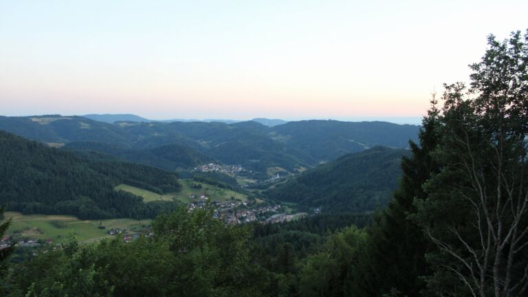 Dieses Bild zeigt eine Webcam-Aufnahme vom Achertal, aufgenommen am Sonntag, den 12.07.2026 um 21:30 Uhr. Die Temperatur betrug 24.2°C.