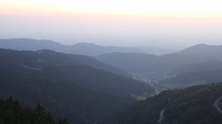 Dieses Bild zeigt eine Webcam-Aufnahme vom Achertal, aufgenommen am Montag, den 11.08.2025 um 21:10 Uhr. Die Temperatur betrug 19.9°C.