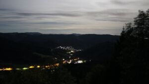 Dieses Bild zeigt eine Webcam-Aufnahme vom Achertal, aufgenommen am Freitag, den 23.10.2026 um 01:30 Uhr. Die Temperatur betrug 8.1°C.