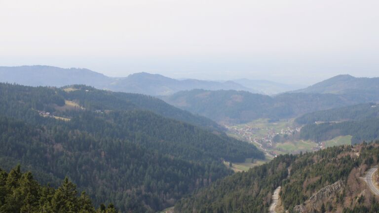 Dieses Bild zeigt eine Webcam-Aufnahme vom Achertal, aufgenommen am Freitag, den 06.03.2026 um 13:10 Uhr. Die Temperatur betrug 15.1°C.