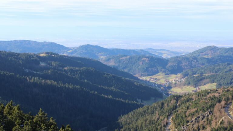 Dieses Bild zeigt eine Webcam-Aufnahme vom Achertal, aufgenommen am Dienstag, den 02.12.2025 um 13:10 Uhr. Die Temperatur betrug 6.6°C.