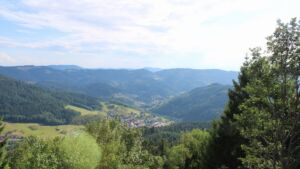 Dieses Bild zeigt eine Webcam-Aufnahme vom Achertal, aufgenommen am Freitag, den 17.07.2026 um 18:00 Uhr. Die Temperatur betrug 24.2°C.