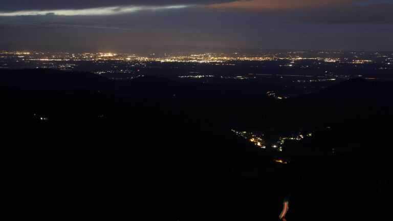 Dieses Bild zeigt eine Webcam-Aufnahme vom Achertal, aufgenommen am Mittwoch, den 23.07.2025 um 22:20 Uhr. Die Temperatur betrug 14.9°C.