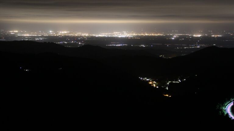 Dieses Bild zeigt eine Webcam-Aufnahme vom Achertal, aufgenommen am Mittwoch, den 28.05.2025 um 03:10 Uhr. Die Temperatur betrug 10.3°C.