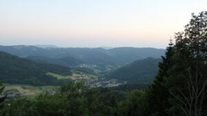Dieses Bild zeigt eine Webcam-Aufnahme vom Achertal, aufgenommen am Mittwoch, den 27.05.2026 um 21:20 Uhr. Die Temperatur betrug 21.7°C.