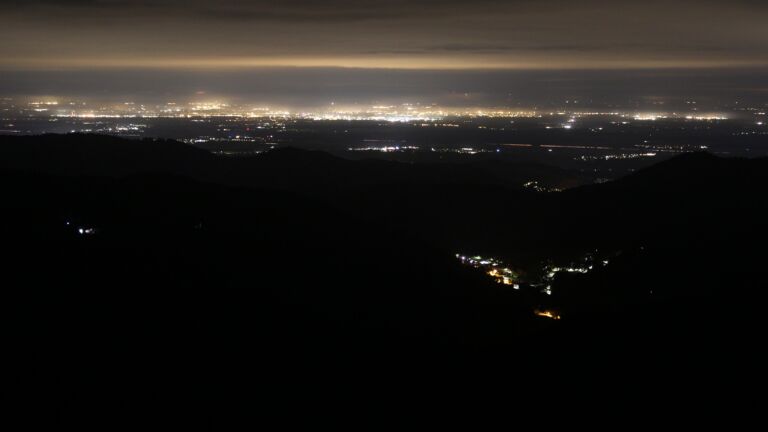 Dieses Bild zeigt eine Webcam-Aufnahme vom Achertal, aufgenommen am Freitag, den 17.10.2025 um 02:30 Uhr. Die Temperatur betrug 4.8°C.