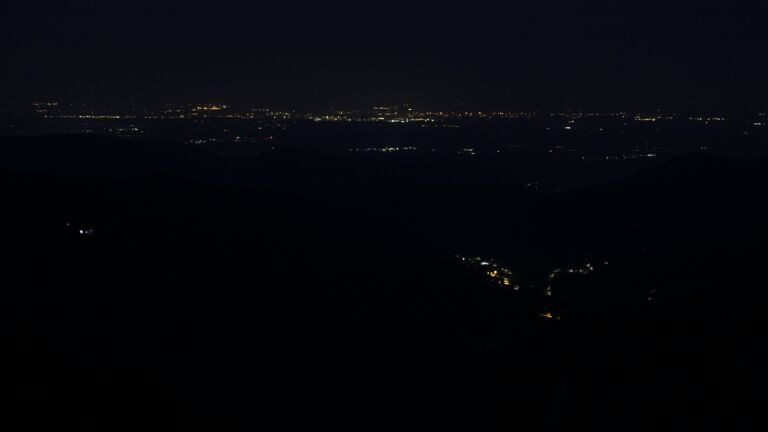 Dieses Bild zeigt eine Webcam-Aufnahme vom Achertal, aufgenommen am Samstag, den 16.08.2025 um 05:10 Uhr. Die Temperatur betrug 20.1°C.