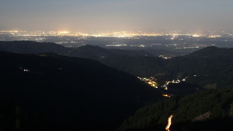 Dieses Bild zeigt eine Webcam-Aufnahme vom Achertal, aufgenommen am Freitag, den 08.08.2025 um 22:40 Uhr. Die Temperatur betrug 21.4°C.