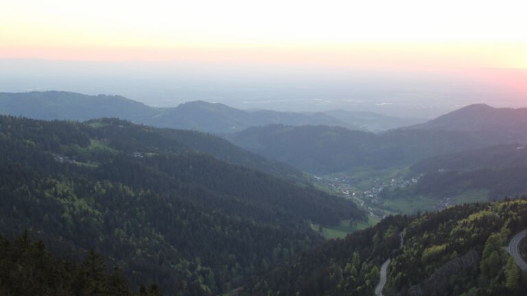 Dieses Bild zeigt eine Webcam-Aufnahme vom Achertal, aufgenommen am Mittwoch, den 30.04.2025 um 20:40 Uhr. Die Temperatur betrug 15.9°C.