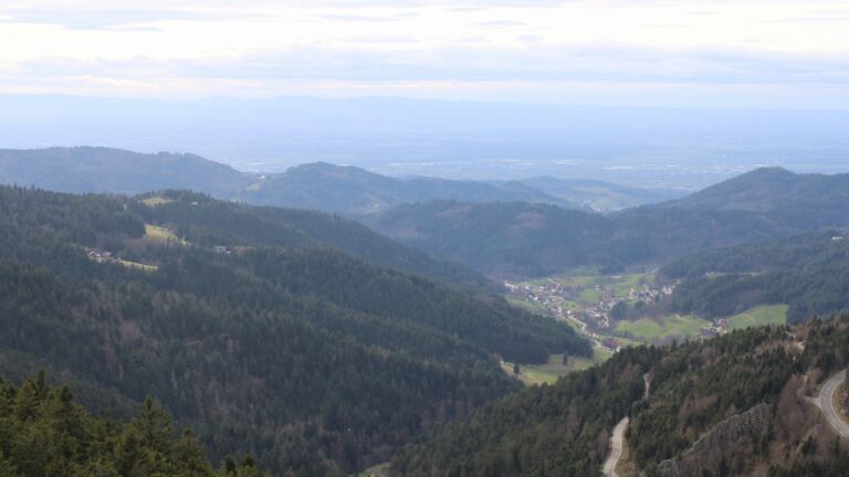 Dieses Bild zeigt eine Webcam-Aufnahme vom Achertal, aufgenommen am Freitag, den 13.03.2026 um 16:10 Uhr. Die Temperatur betrug 8.3°C.