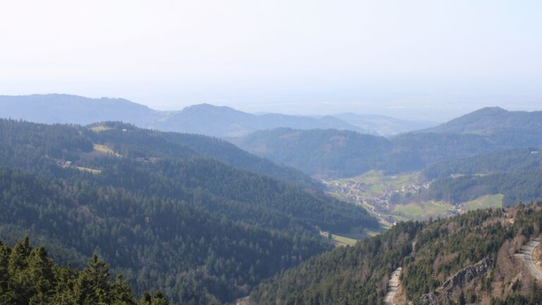 Dieses Bild zeigt eine Webcam-Aufnahme vom Achertal, aufgenommen am Donnerstag, den 05.03.2026 um 14:20 Uhr. Die Temperatur betrug 12.9°C.