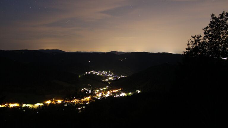 Dieses Bild zeigt eine Webcam-Aufnahme vom Achertal, aufgenommen am Montag, den 15.06.2026 um 23:30 Uhr. Die Temperatur betrug 15.6°C.